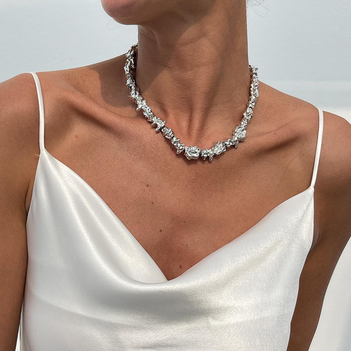 

Преувеличенный смысл плиссированный металлический ветровой чокер простой лавовый нерегулярный воротник комплект персонализированный нишевый дизайн трендовый комплект ожерелий для женщин