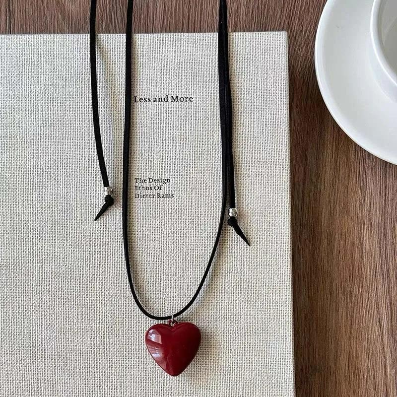

Wrinkled Texture Gold Copper Heart Simple Pendant Necklace for Women Luxury Black Rope Sweater Chain 2025 Exaggerat Zircon Gift