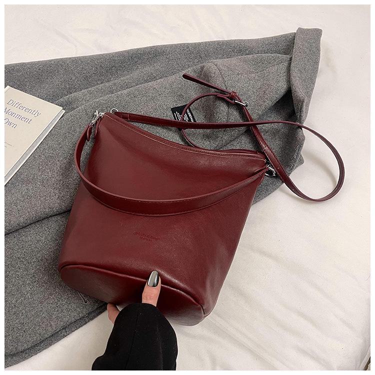 Korean Retro Niche 2025 Women's Underarm Bucket Bag – Simple, Trendy Shoulder Bag for Commuting