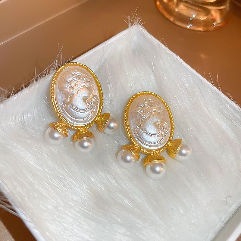 Diamantbesetzte künstliche Perle Doppelkreis Liebesohrringe Französische Retro-Steckohrringe Exquisite Ohrringe Damen
