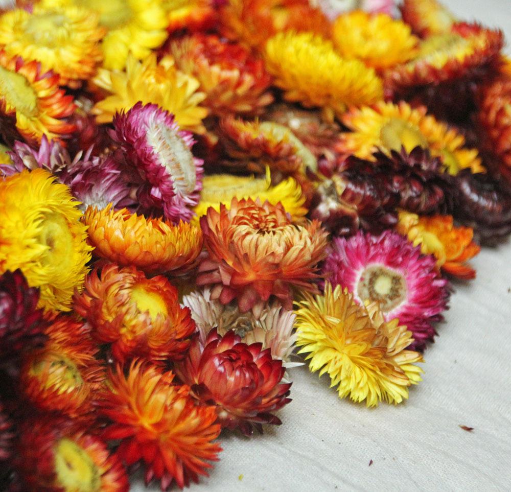 Yunnan Scented Candle with Seven-Color Chrysanthemum and Wheat Wreath for Home Decoration