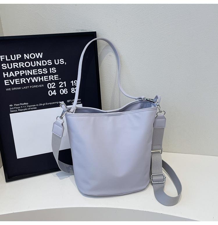 2025 New Trend Oblique Span Bag Niche Simple Casual Shoulder Bucket Bag Retro Premium Texture Solid Color Women's Bag