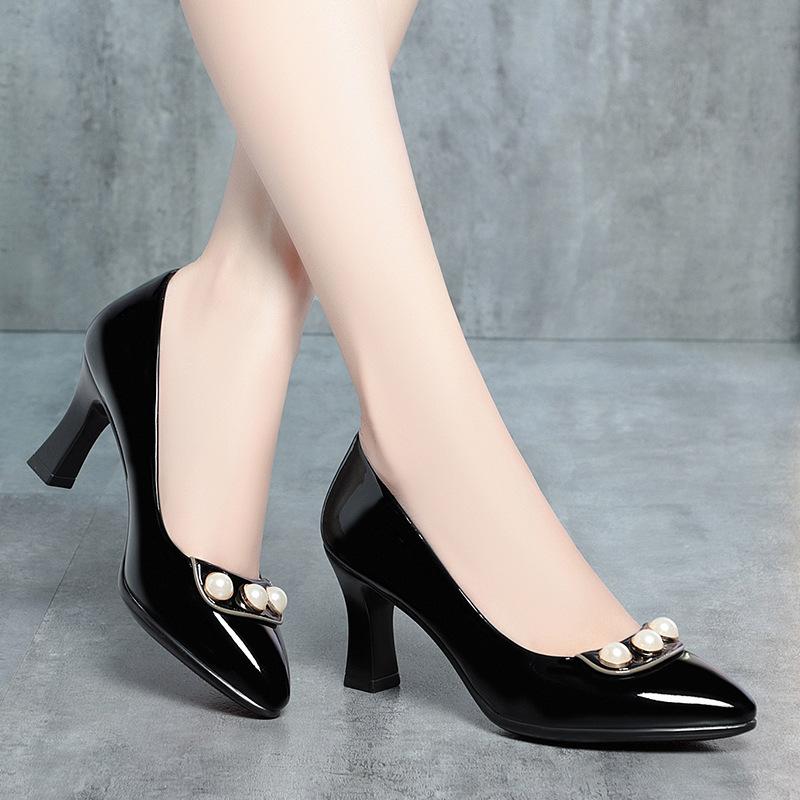 

Модные удобные элегантные туфли из жемчужной неглубокой яркой кожи для женщин 2024 года, весна-осень, туфли на среднем каблуке для офиса, модель для мамы, работа 36(Foot23cm)