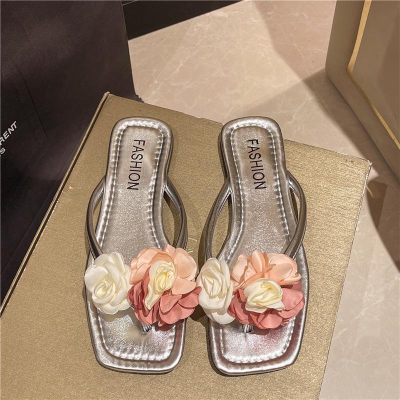 Fairy wind flower slippers female summer wear 2025 new fashion versatile flat bottom non-slip beach French cool slippers