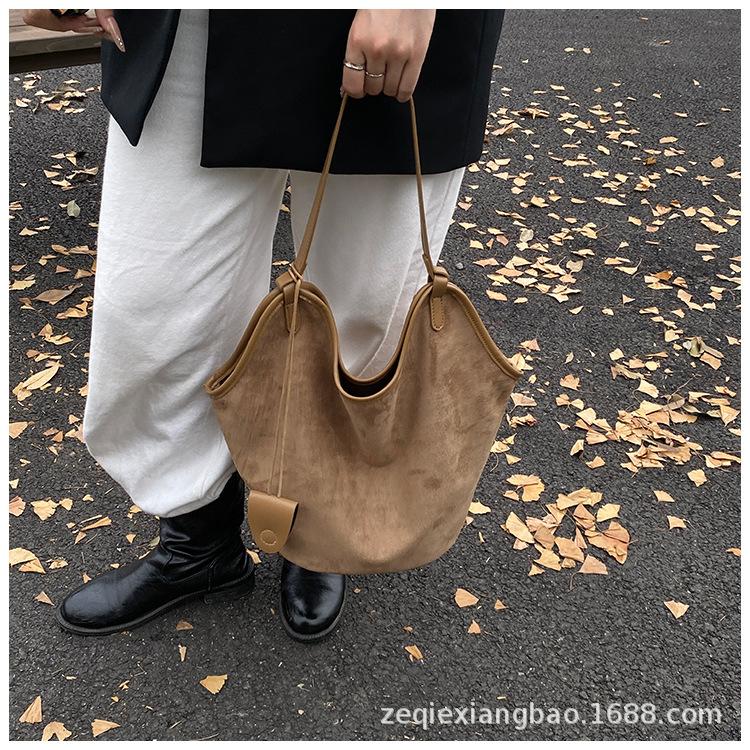 

Винтажная сумка-тоут Lazy 2025 из новой замши-нубука, простая, вместительная, женская, на плечо хаки