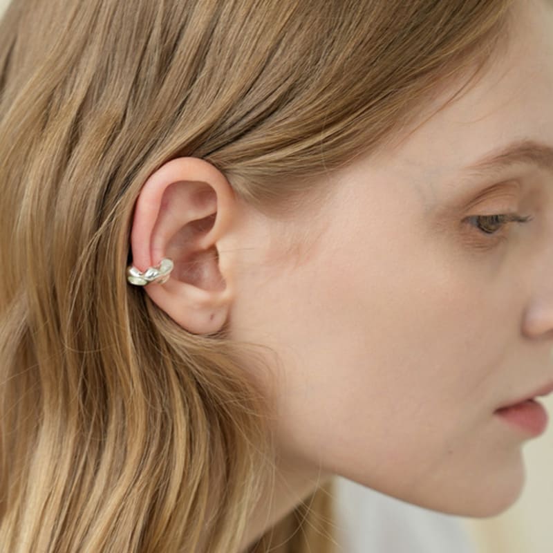 REINDEER GENTLE STONE EARCUFF 01