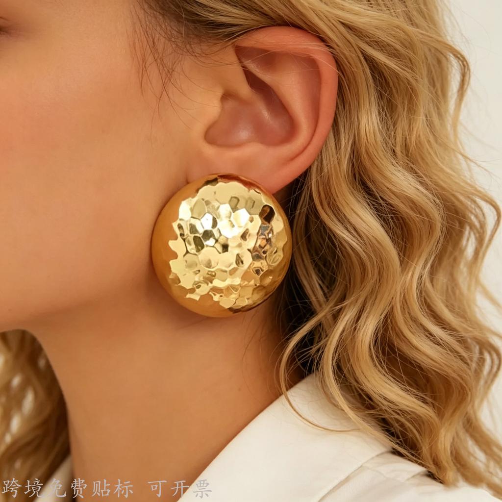 A Pair of Hammer-pattern Metal Round Stud Earrings, European and American Simple Design Sense, Suitable for Women's Daily Wear