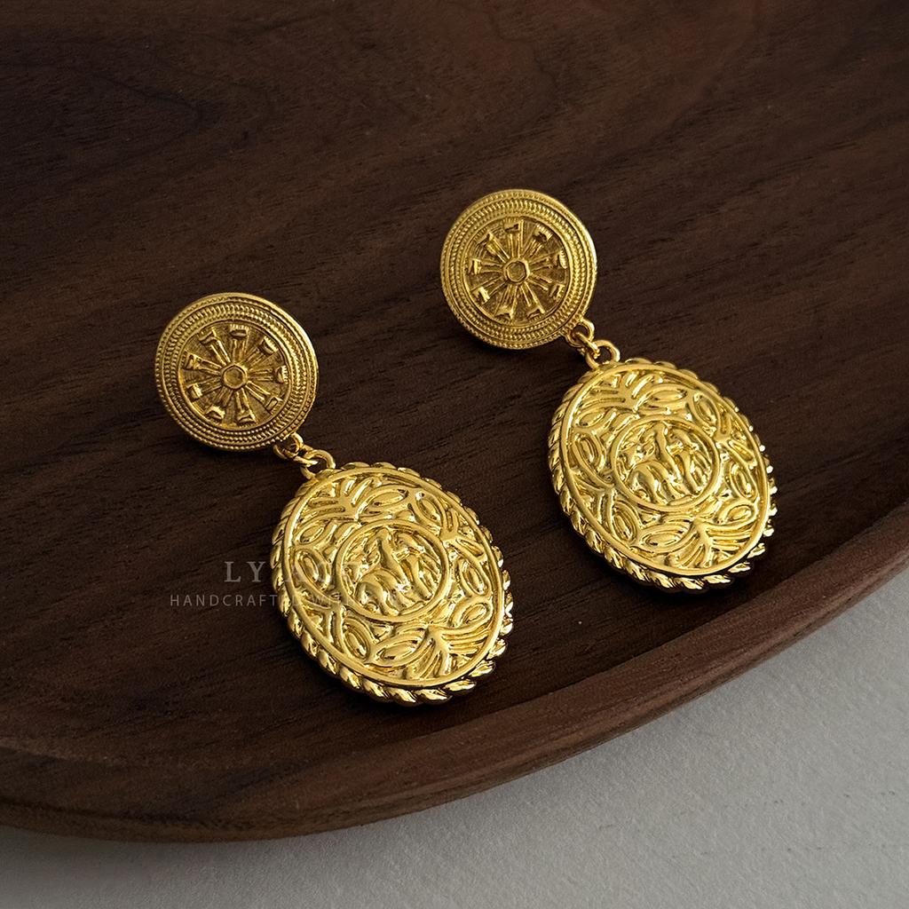Medieval vintage earrings retro hammer pattern hollow relief gold and silver geometric niche light luxury earrings