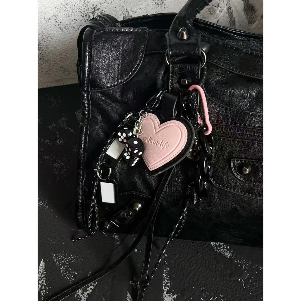 

Подвеска-брелок в виде сумки Love Miu Wind Bag в черно-розовой цветовой гамме, стильный и современный, роскошный, высокого класса.