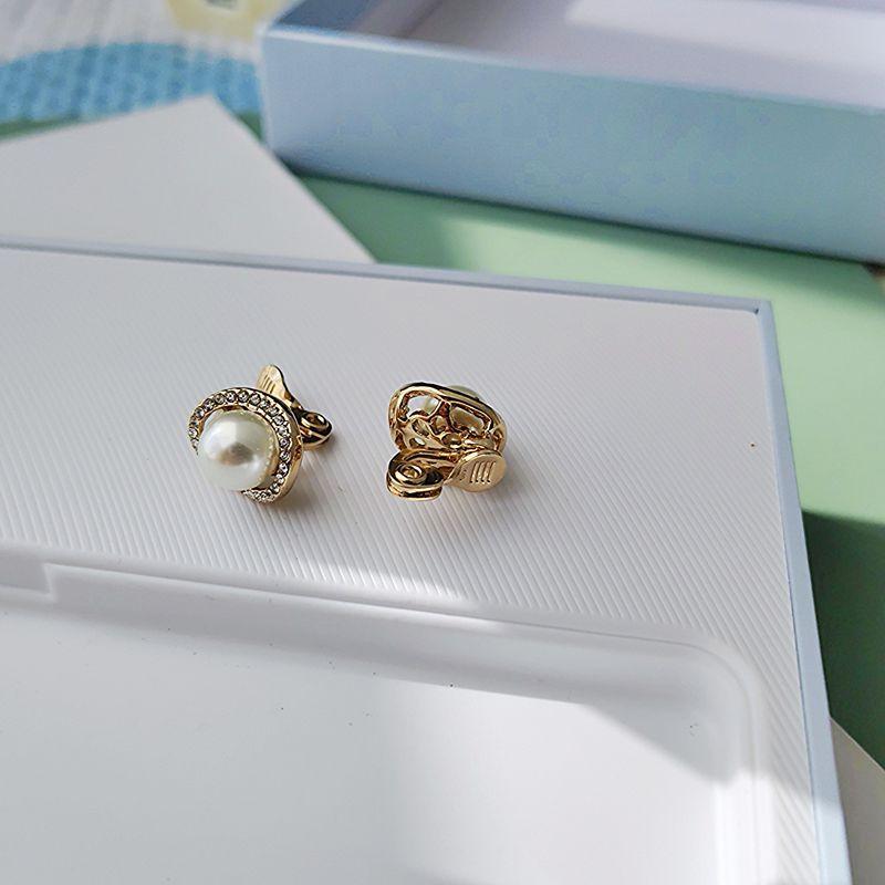 

and American Style, No Piercing Needed, Painless, Cushioned Design, Gold-Plated, Fully Studded with Diamonds, Versatile for Everyday Wear, Elegant Pearl and Diamond Ear Clip Diameter 1.3cm