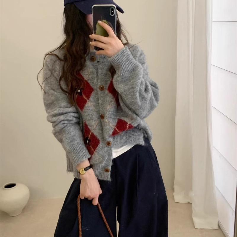 

Ретро контрастный ромбовидный свитер-жакет женский осенне-зимний новый высококлассный свободный мягкий восковой трикотажный кардиган с круглым вырезом One size светло-серый