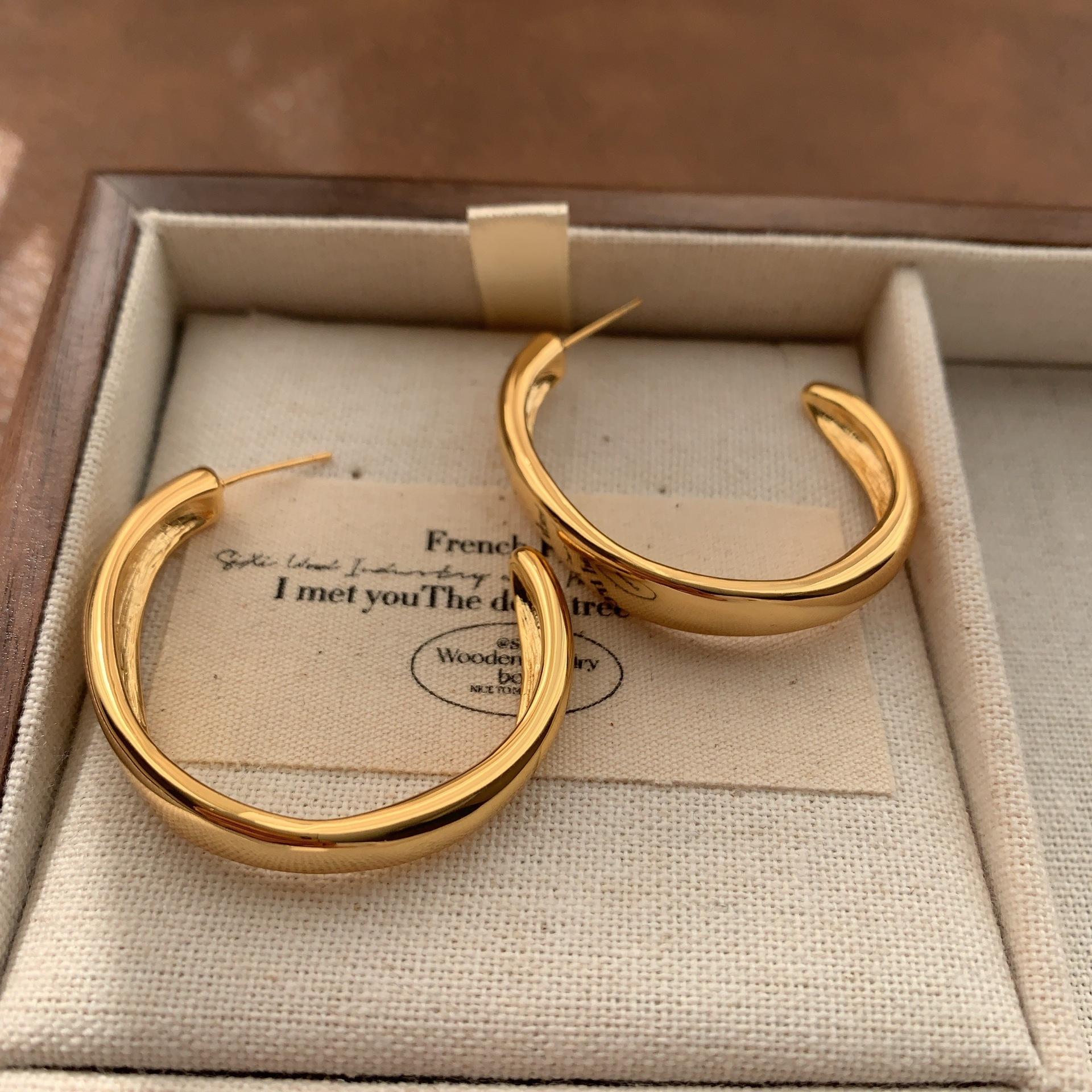 Simple classic C-shaped earrings, smooth polished European and American neat earrings, light luxury, daily commuting versatile and expensive earrings.