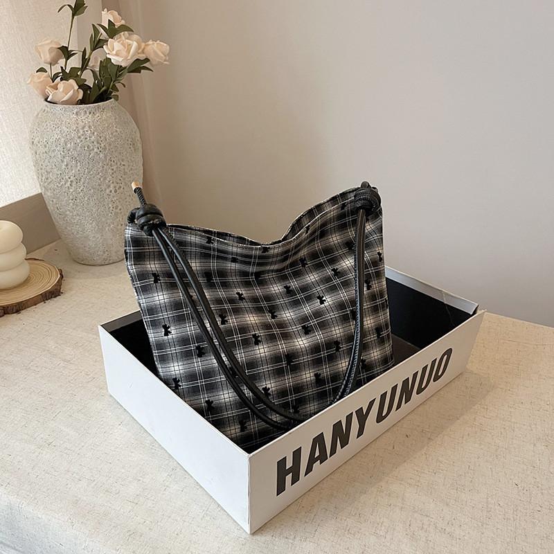Stylish And Chic Bucket Bag For Women With Unique Design In Fashionable Colors And Patterns