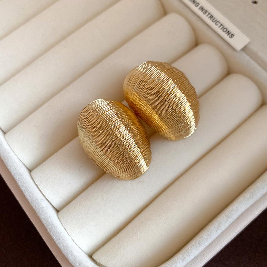 

European and American silver needle pattern oval stud earrings retro simple fashion earrings light luxury high-end earrings