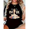Camiseta Y2K Amante de Livros - Design de Mão com Pilha de Livros "I'm Ok" Manga Curta | Camisa Casual com Estampa Geométrica Preta Adequada para Todas as Estações