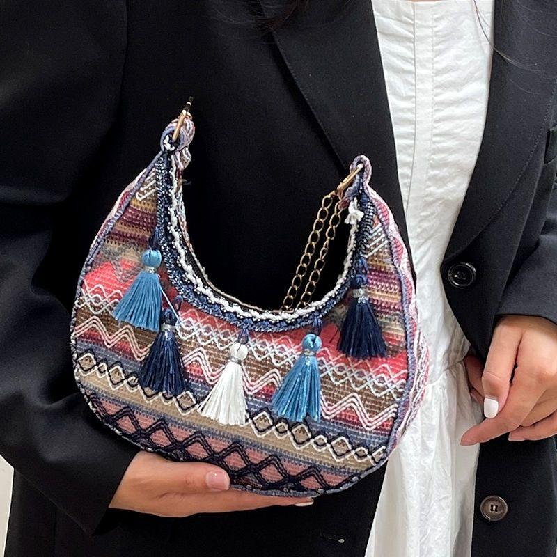 Жіноча сумка в етнічному стилі з китицями Модна та універсальна сумка кросбоді Популярна ланцюжкова сумка на плече у формі півмісяця