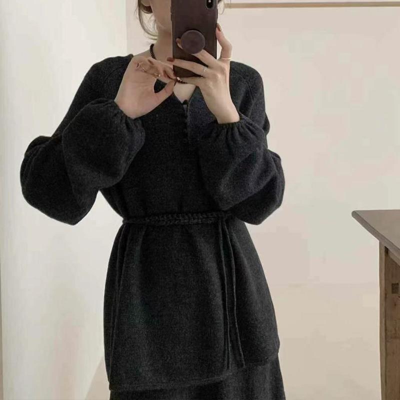 

Комплект из двух частей с полуоткрытым вырезом, шнуровкой и кружевом: новый повседневный комплект юбки и вязаного свитера для женщин на осень и зиму One Size чёрный