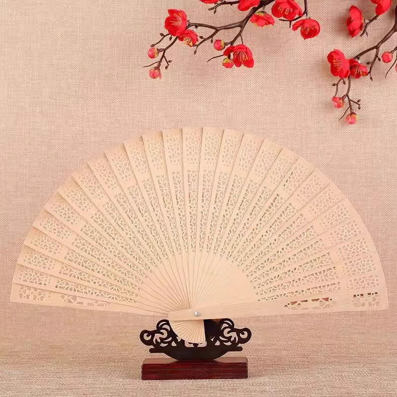 Éventail en Bois de Santal Sculpté de Style Hanfu - Motifs Multiples, Parfait pour le Voyage, la Fraîcheur Estivale et la Photographie.