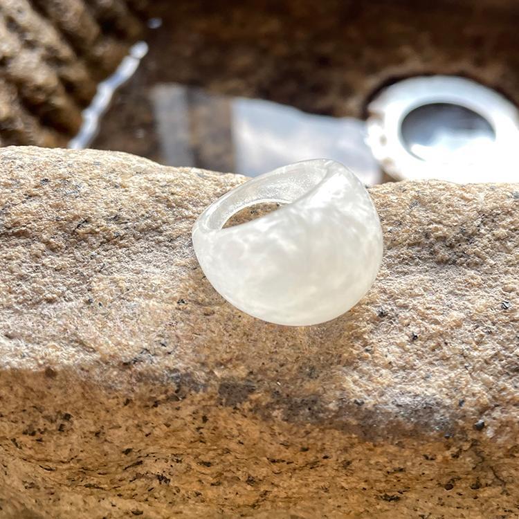 

Кольцо из смолы с широким ободком в стиле ретро 2025 - Мода осень/зима, Уникальный дизайн для указательного пальца для женщин и лучших подруг