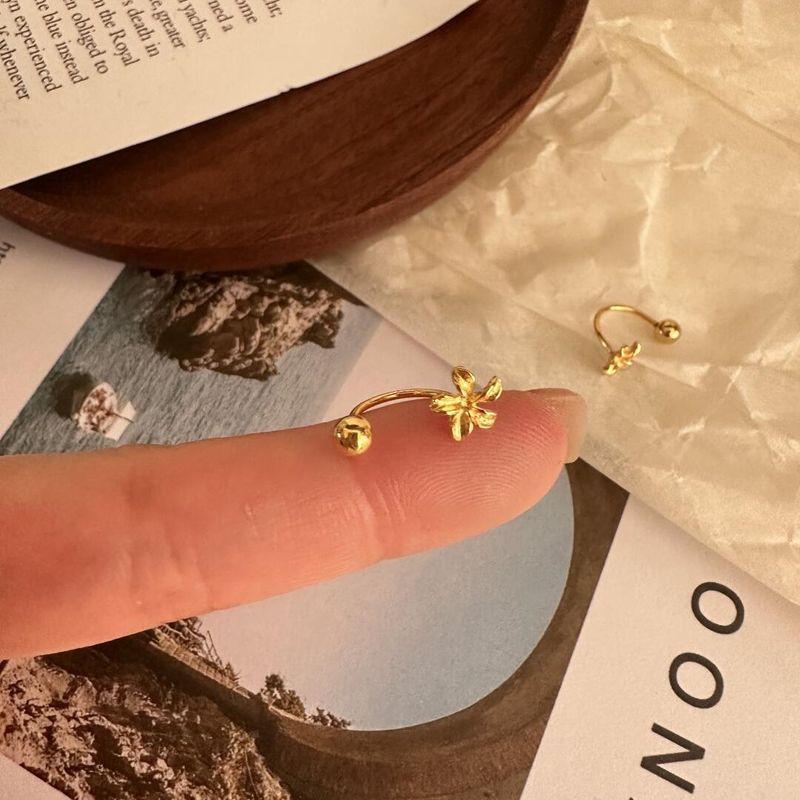 

Mini Small Exquisite 18K Gold Small Flower Curved Hook Stud Earrings Women Sweet and Cute Fairy Temperament Earrings Design Gift Small flower hook stud earrings