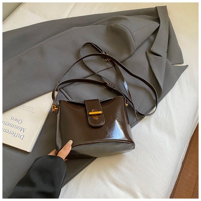 Hand carry trendy bucket bag women's autumn new niche fashion simple shoulder bag high value casual women's bag