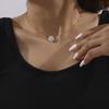 Collana Fiori di Pesco Stile INS: Oro 18K, Acciaio al Titanio, Elegante Catena per Clavicola, Gioielli di Lusso Leggero.
