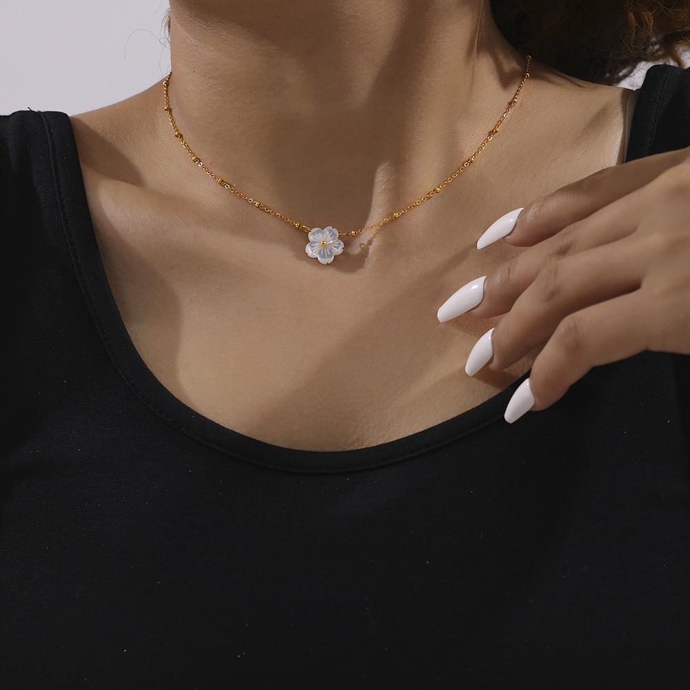 Collana Fiori di Pesco Stile INS: Oro 18K, Acciaio al Titanio, Elegante Catena per Clavicola, Gioielli di Lusso Leggero.