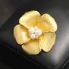 Elegant Light Luxury Three-Dimensional Gold Petal Brooch Elegant Natural Freshwater Pearl Flower Pin Brooch Coat Accessories