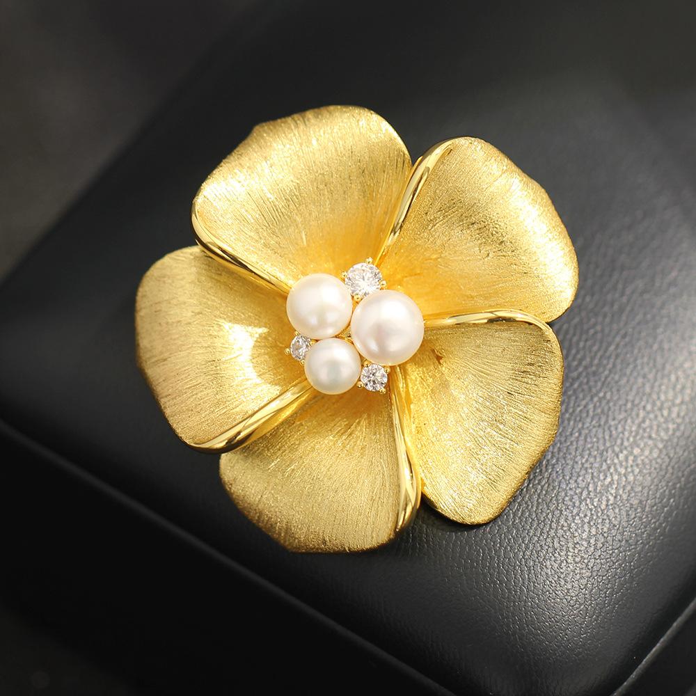 

Elegant Light Luxury Three-Dimensional Gold Petal Brooch Elegant Natural Freshwater Pearl Flower Pin Brooch Coat Accessories золотий