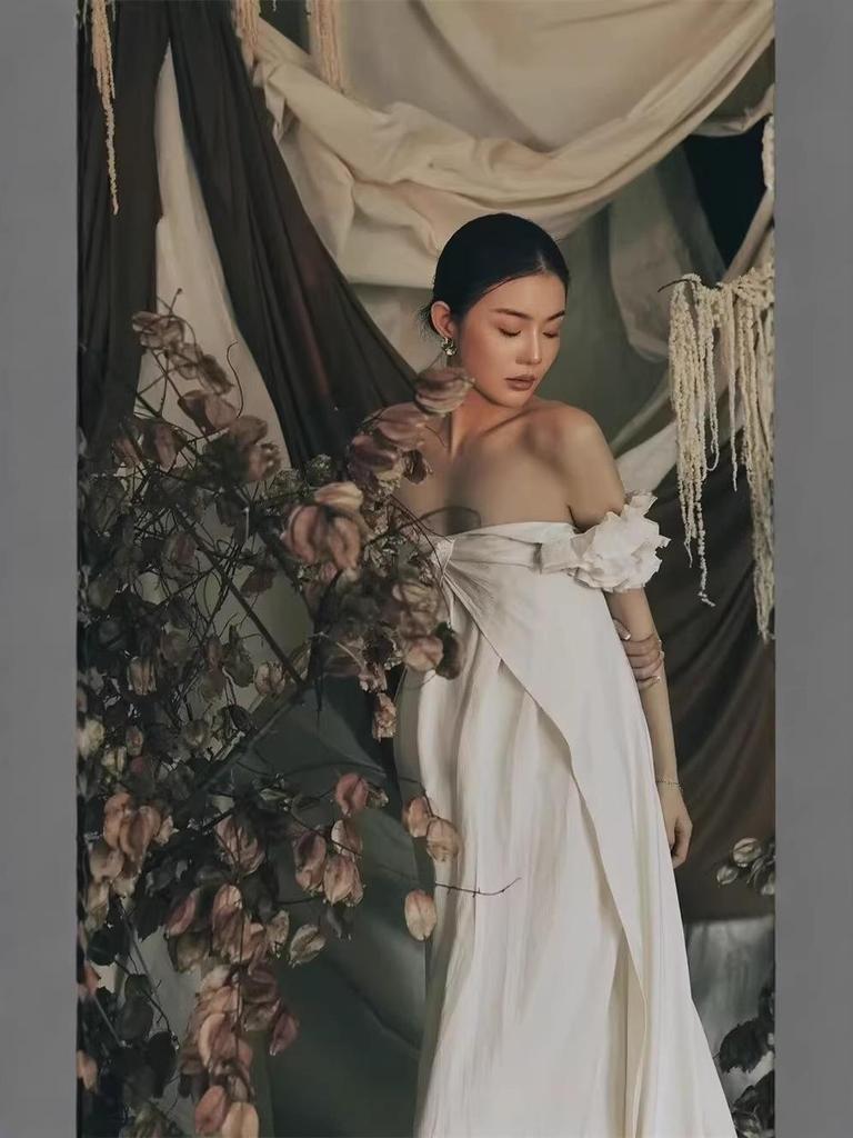 Maternity French White Gown - High-End Retro Oil Painting Style for Photography