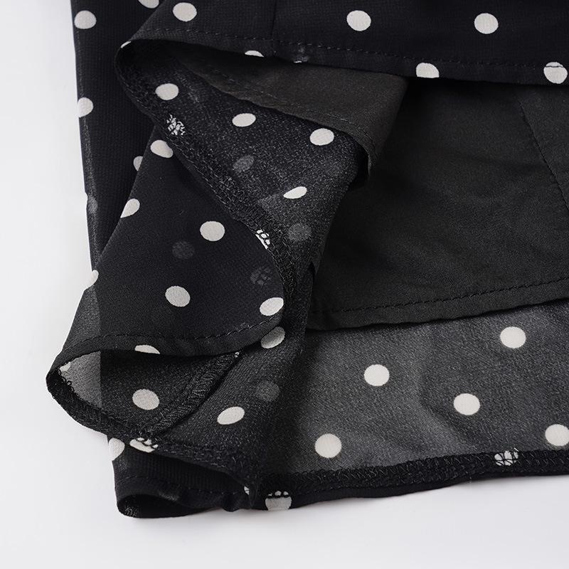 Šaty ve stylu Hepburn s puntíky, krajkou, výstřihem do V a áčkovou sukní: Úzká, elegantní krátká sukně