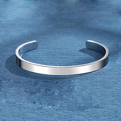Elegantes verstellbares poliertes Armreif: Damen C-förmiges Armband mit eingraviertem Muster und Textlogo aus Edelstahl