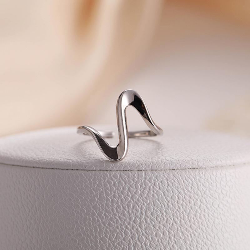 Women's Adjustable Geometric Wave Ring: Simple, Versatile Design