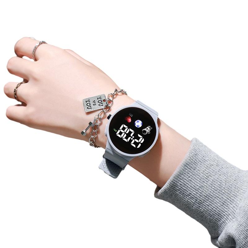 Montre électronique ronde populaire et élégante pour enfants avec design d'astronaute, high-tech et tendance