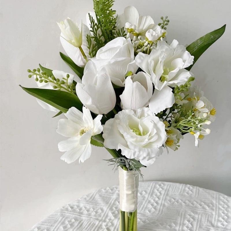 Elegant Handheld Simulation Bouquet: Calla Lilies and Tulips for Weddings, Photography, and Home Decor.
