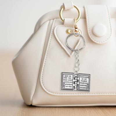Christlicher Schlüsselanhänger in Kreuzform Legierungsschlüsselanhänger mit Mini-Buchseiten Treuer Taschenanhänger Christliches Jubiläumsgeschenk