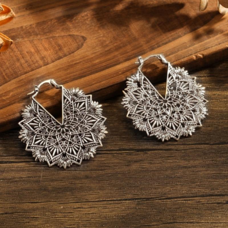 Boucles d'oreilles créoles florales ajourées vintage pour femmes Design de niche Boucles d'oreilles mode ethnique Bijoux de fête Cadeaux argenté