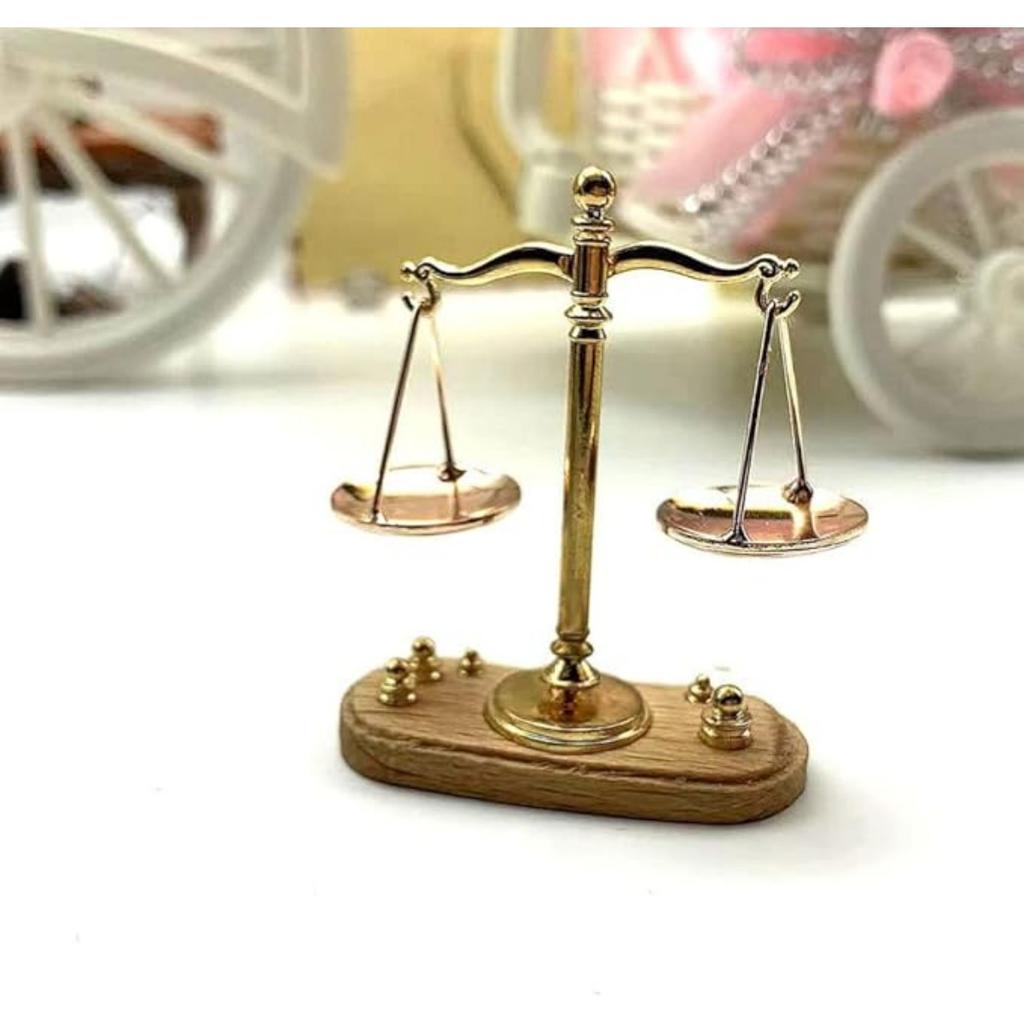 1PC Dollhouse Mini Balance Scales with 6 Weights, 1: 12 Scale Retro Mini Justice Scale Model, Dollhouse Scenes Cake Decoration