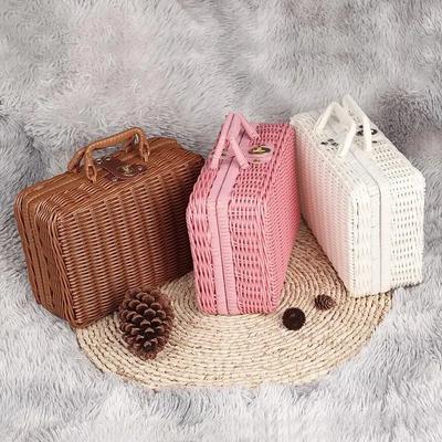 Rattanähnliche Oberfläche Box Geflochtener Rattan-Korb Retro Aufbewahrungsbox Dekorative Requisiten Koffer mit Hand Geschenkbox