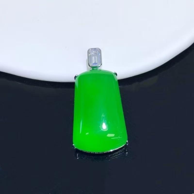 Pendant Inlaid with Buddha's Branches and Jade Leaves, Fashionable and Light Luxury Leaf Necklace