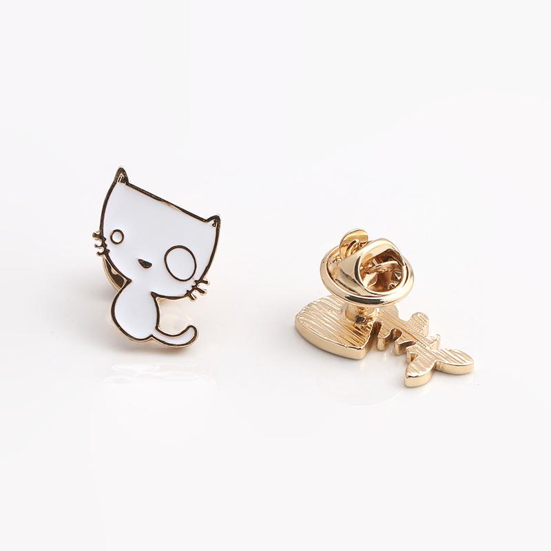 Cartoon Tier Broschen Schwarz Weiß Paar Katze Fischgräte Emaille Pins Kleidung Kragen Revers Pin Tasche Metall Abzeichen Schmuck Für Liebhaber