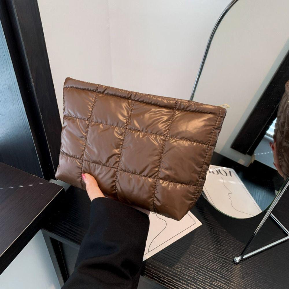 

Большая косметичка-пуховик с мягкой подкладкой, толстая клетчатая сумка-клатч с хлопковым наполнителем, пуховый кошелек, женская