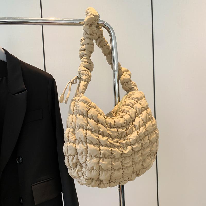 2025 neue koreanische gefaltete Wolken-Tasche Damen-Umhänge-Messenger-Tasche Mode Daunenbaumwollkleidung Achselhöhlen-Knödel-Tasche