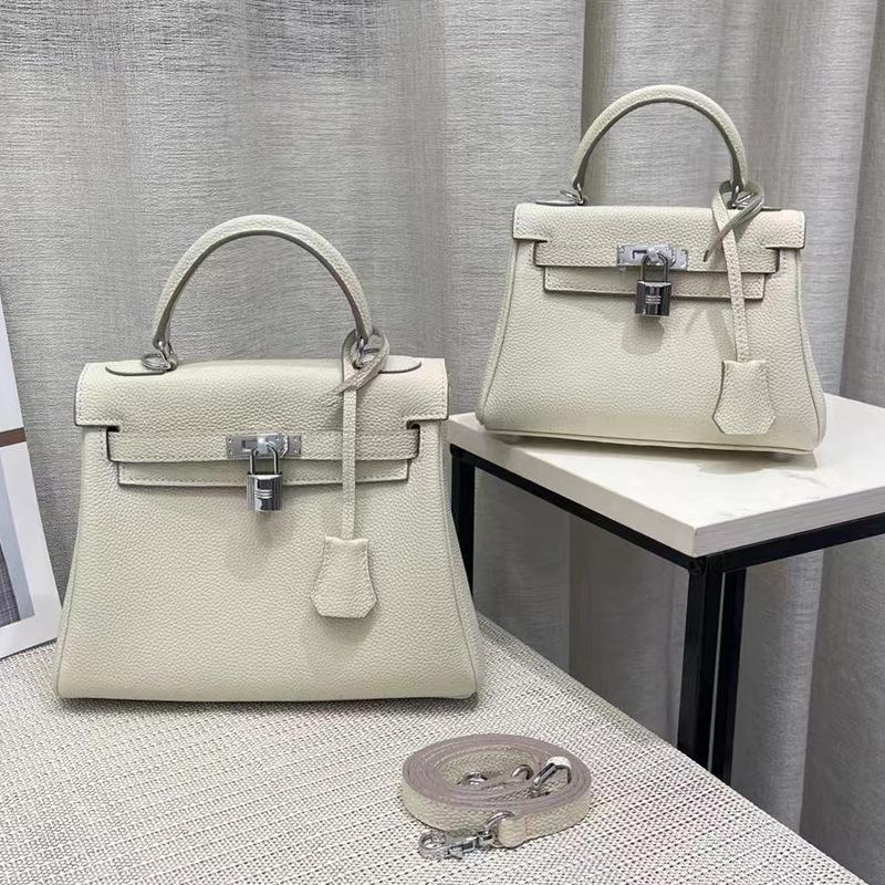 Kleine Tasche mit breitem Schultergurt, Minitogo Rindsleder, neue kleine Umhängetasche aus Leder mit einer Schulter