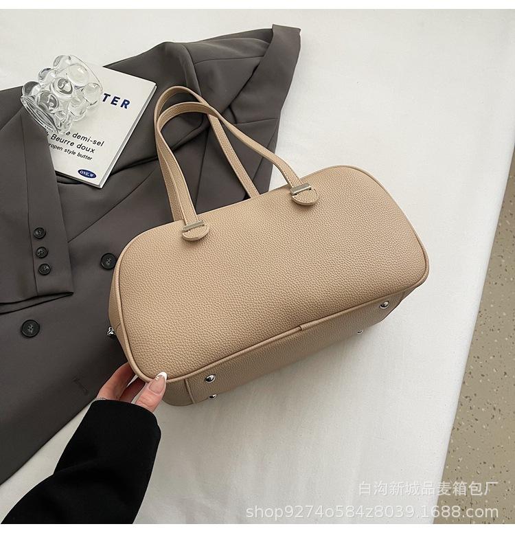 

New baguette underarm bag soft leather versatile shoulder bag women niche design texture large capacity hand carry commuter bag women хаки