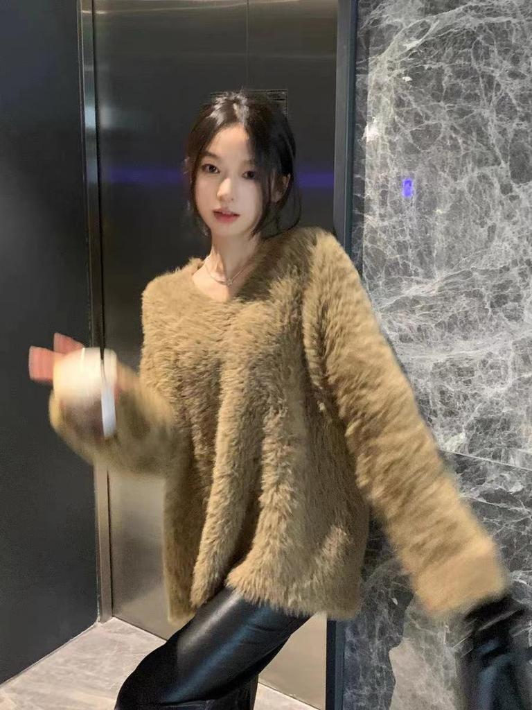 Korean Long-Sleeved V-Neck Mink Fur Loose Top: Slimming, Age-Reducing 2023 Autumn/Winter Sweater