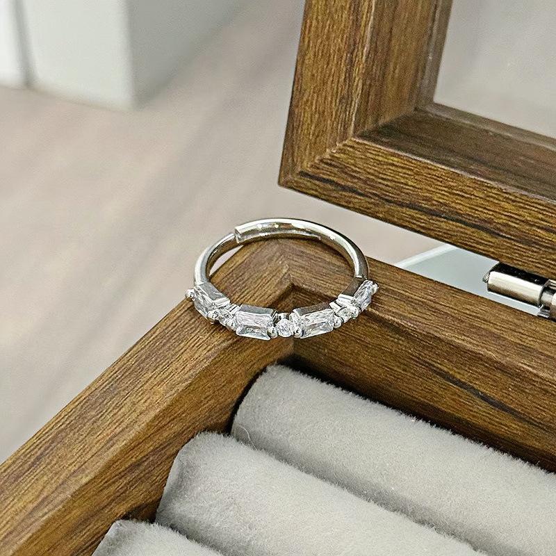 Bague Zir*****Pen Exquise Super Flash Rangée Diamants Lumière de Bague de Luxe Niche Haut Sens Mode Navette Bague Index Personnalisée