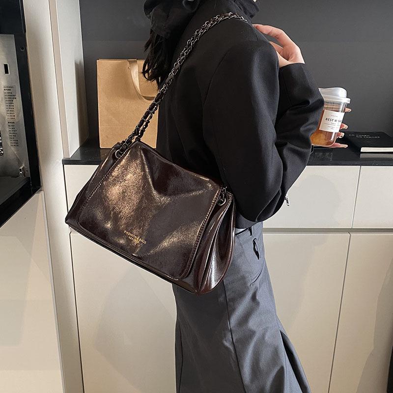 Premium chain versatile tote bag women's 2025 new trendy light luxury large capacity casual commuting shoulder armpit bag