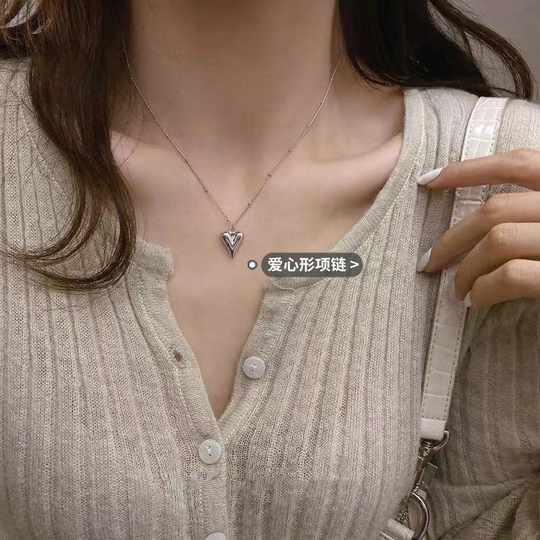High-end heart necklace for women, INS trendy niche design, light luxury minimalist student bestie collarbone chain sweatshirt chain for women