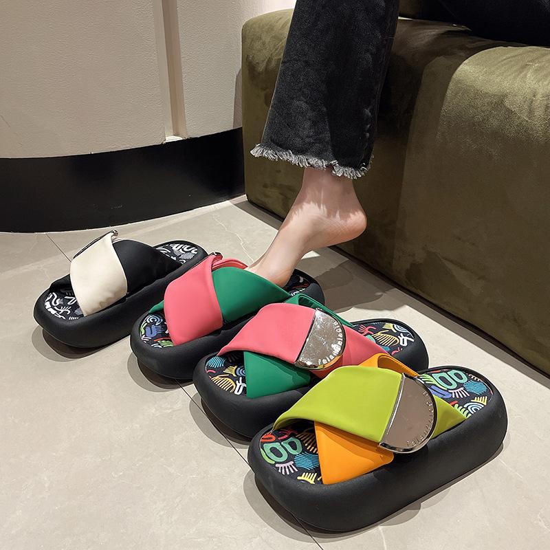 Internet Celebrity Graffiti Slippers Women Summer Wear 2024 New Niche Fashion Muffin Thick Bottom Out Beach Cool Slippers